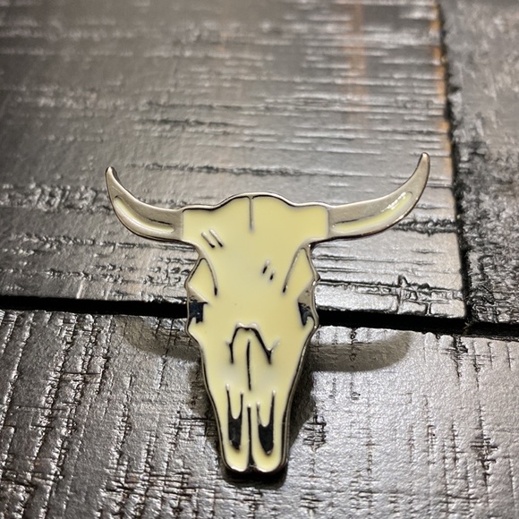 NWOT Steer Silver Tone & Enameled Cream Steer Pin! - Picture 2 of 3